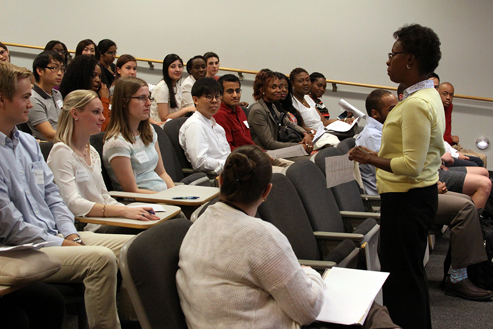 Dr. Eddington Speaking with Students at New Student Welcome Day