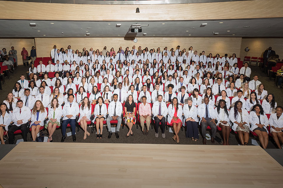 Keck School formally welcomes Classes of 2024, '25 with White Coat