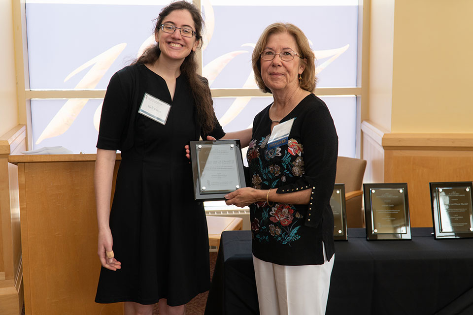 Dr. Lisa Booze receives her award from Alumni Association President Kelcy Bye.