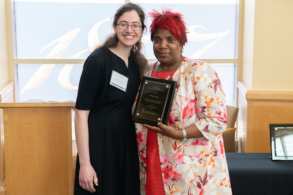 Ardeen Leake receives her award from Alumni Association President Kelcy Bye.